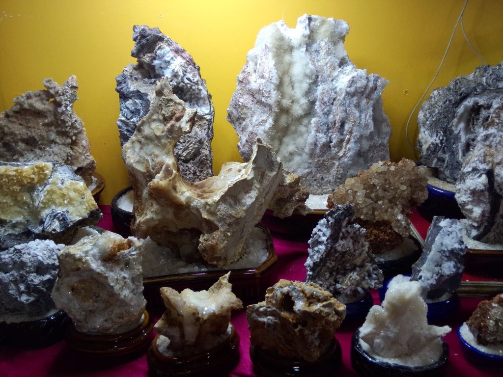 Usahawan Batu Kristal - menarikdi.com
